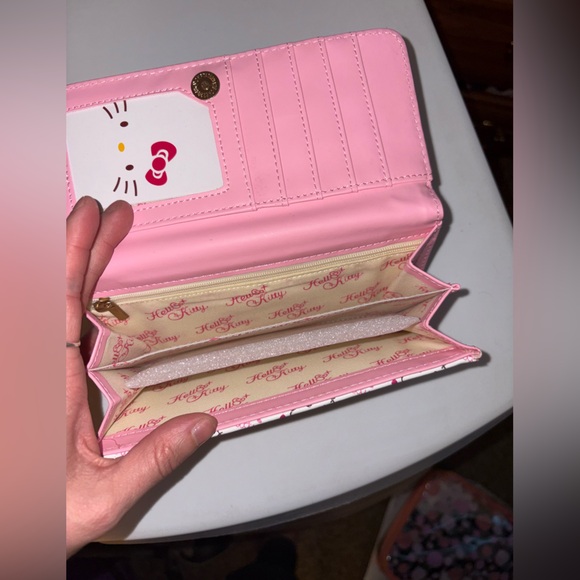Hello Kitty Pink and White Wallet - Picture 5 of 5